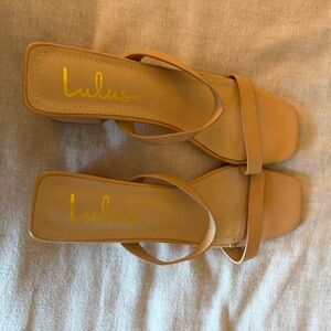 NWOT Lulus nude kitten heels